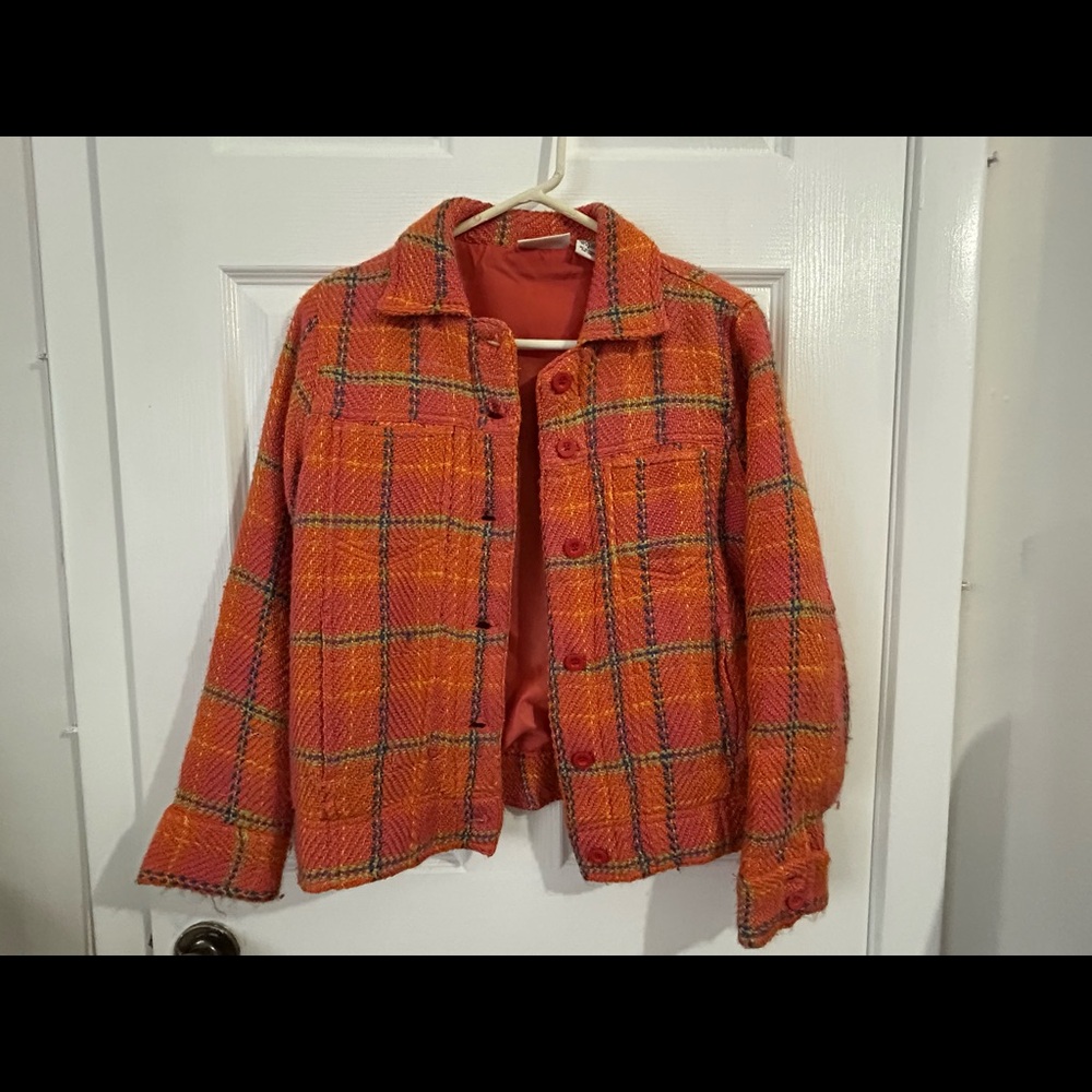 Women’s jacket for semi cold weather with pockets. Great condition and color.